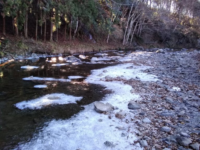 氷に占領された御前岩の川イメージ