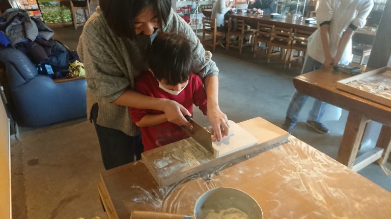 親子で蕎麦打ち体験イメージ